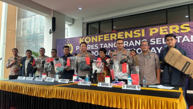 AAY (26) orang tua yang menyiksa anak kandungnya MA (4) hingga tewas di Ciputat, Tangsel. Foto: Andre Pradana/Tangselife
