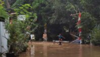 Banjir yang terjadi di perumahan Vila Dago Tol Ciputat pada Minggu (10/8) akibat meluapnya aliran kali angke. Foto: ist