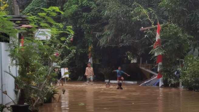 Banjir yang terjadi di perumahan Vila Dago Tol Ciputat pada Minggu (10/8) akibat meluapnya aliran kali angke. Foto: ist