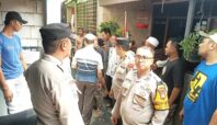 Polisi saat mengamankan seorang pria di Ciputat, Kota Tangsel, yang diduga telah melakukan pelecehan seksual ke anak tirinya, Jumat (15/8). Foto: Polsek Ciputat Timur