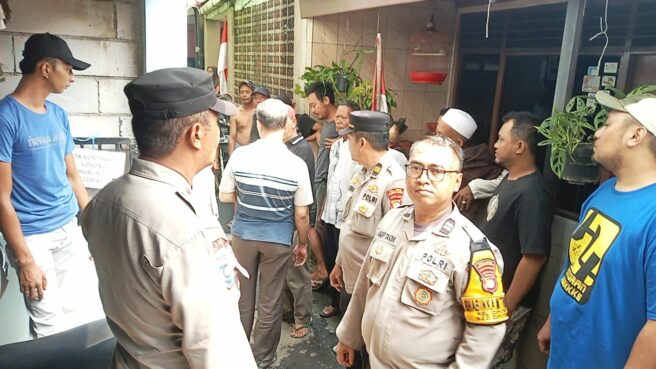 Polisi saat mengamankan seorang pria di Ciputat, Kota Tangsel, yang diduga telah melakukan pelecehan seksual ke anak tirinya, Jumat (15/8). Foto: Polsek Ciputat Timur