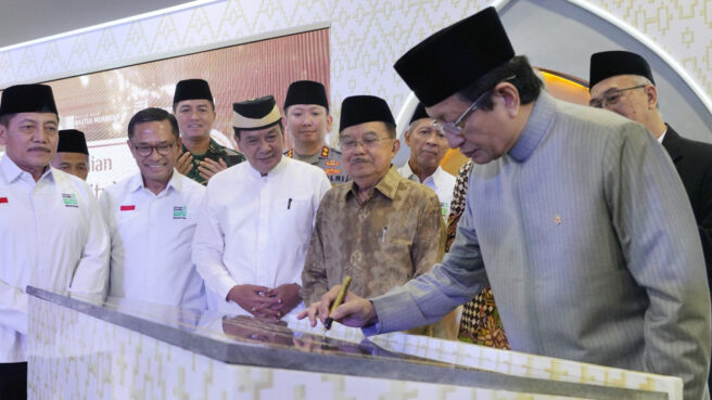 Peresmian Masjid Raya Baitul Mukhtar oleh Menteri Agama RI Nasaruddin Umar, Ketua Umum Dewan Masjid Indonesia Jusuf Kalla, serta Chairman Sinar Mas Land, Muktar Widjaja.