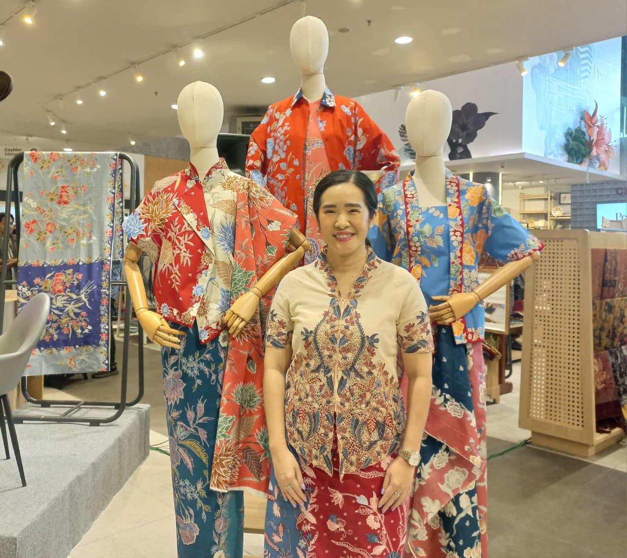 MIWA HERITAGE Resmi Hadir di Pendopo Alam Sutera, Koleksi Fashion Klasik Modern yang Anggun dan Sarat Cerita 2 Creative Director MIWA, Mira Hoeng dengan koleksi produk MIWA HERITAGE. Foto: Nadia-Infotangerang.id