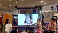 Creative Director MIWA, Mira Hoeng saat memperkenalkan produk MIWA HERITAGE ke tamu undangan pada Kamis, 28 Agustus 2025. Foto: Nadia-Infotangerang.id