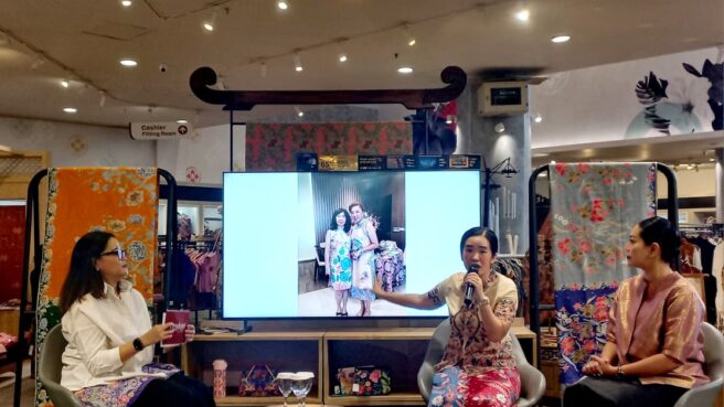 Creative Director MIWA, Mira Hoeng saat memperkenalkan produk MIWA HERITAGE ke tamu undangan pada Kamis, 28 Agustus 2025. Foto: Nadia-Infotangerang.id