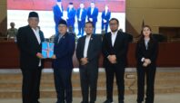Ketua DPRD Tangsel Abdul Rasyid menyerahkan draf Raperda Pesantren kepada Wali Kota Benyamin Davnie, disaksikan para wakil ketua DPRD, M Yusuf, Wanto Sugito dan Maria Teresa Suhardja.