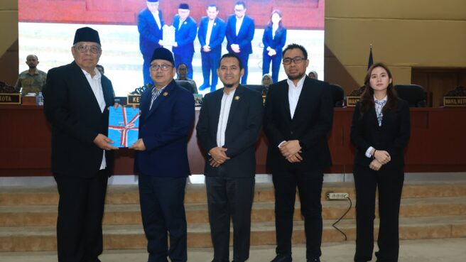 Ketua DPRD Tangsel Abdul Rasyid menyerahkan draf Raperda Pesantren kepada Wali Kota Benyamin Davnie, disaksikan para wakil ketua DPRD, M Yusuf, Wanto Sugito dan Maria Teresa Suhardja.