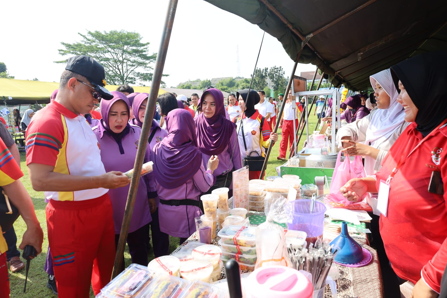 HUT TNI ke-80, Kodiklat Gelar Sembako murah dan Bazar UMKM