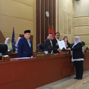 Ketua Fraksi PKB Muthmainnah menyerahkan draf Raperda Pesantren kepada pimpinan DPRD Tangsel.