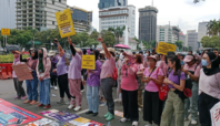 Massa Aliansi Perempuan Indonesia saat melakukan aksi di samping Patung Arjuna Wijaya, Gambir, Jakarta Pusat, Senin (25/11/2024)/Foto:Kompascom