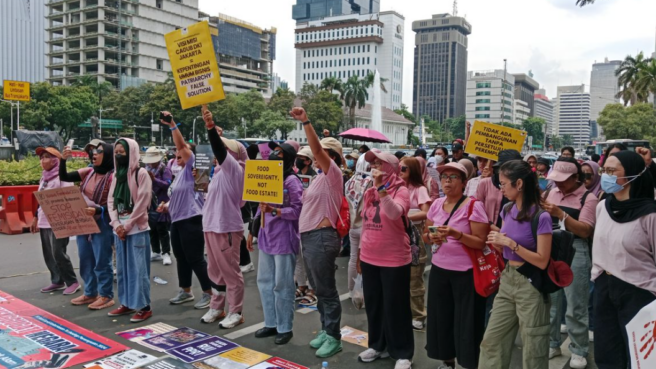 Massa Aliansi Perempuan Indonesia saat melakukan aksi di samping Patung Arjuna Wijaya, Gambir, Jakarta Pusat, Senin (25/11/2024)/Foto:Kompascom