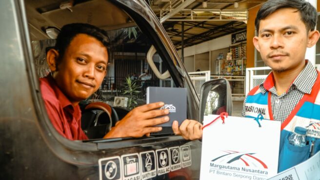BSD Tol membagikan souvenir dan mendengar langsung suara pengguna jalan.