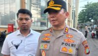 Kapolres Tangsel, AKBP Victor Daniel Henry Inkiriwang, saat memaparkan penangkapan pelaku panjarahan di rumah Sri Mulyani. Foto: Andre Pradana/Tangselife
