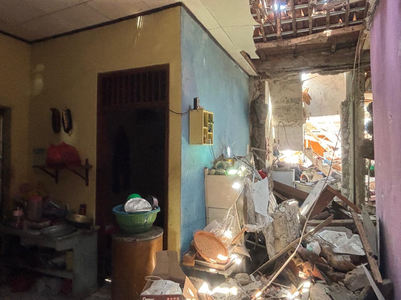 Kondisi dalam rumah warga yang hancur terdampak ledakan di Pondok Cabe Ilir, Pamulang, Kota Tangsel. Foto: Andre Pradana/Tangselife