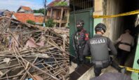 Tim Gegana tiba dan mulai memasuki lokasi ledakan di Pondok Cabe, Tangsel, Jumat (12/9). Foto: Andre Pradana/Tangselife