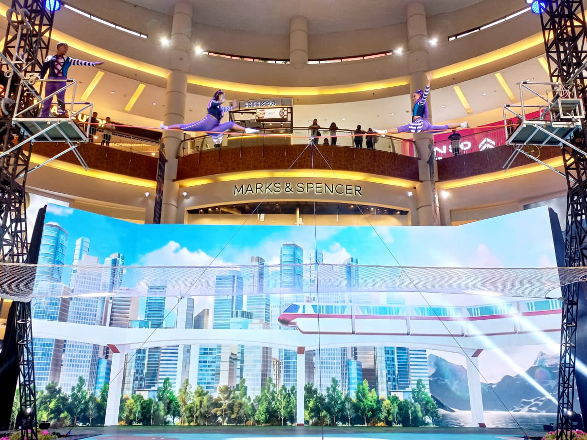 HUT ke-50, Gelaran Summarecon Expo 2025 Tawarkan Promo Properti Berhadiah Mobil Listrik BYD 3 High Wire & Juggling International Show dalam Summarecon Expo 2025 di SMS. Foto: Nadia-Infotangerang.id