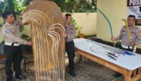 Polisi mengamankan plat besi dan sejumlah sajam dari 4 bocah SD di wilayah Setu, Tangsel. Foto: ist
