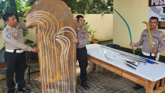 Polisi mengamankan plat besi dan sejumlah sajam dari 4 bocah SD di wilayah Setu, Tangsel. Foto: ist