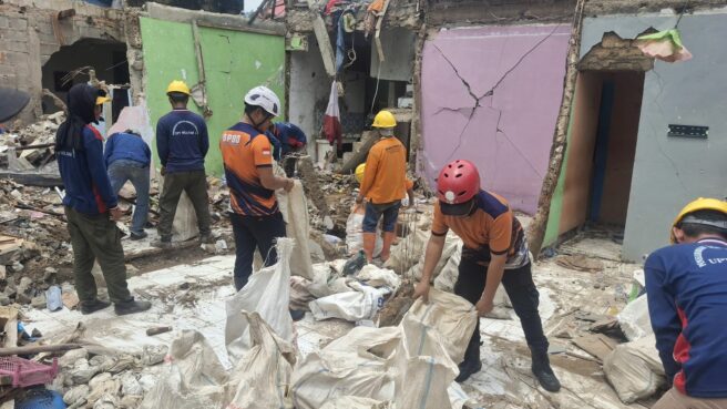 Pemkot Tangsel kerahkan 100 petugas gabungan bantu membersihkan reruntuhan bangunan akibat ledakan di Pondok Cabe. Foto: BPBD Tangsel