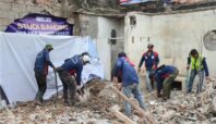 Petugas sedang membersihkan puing reruntuhan akibat ledakan di Pondok Cabe Ilir, Pamulang, Kota Tangsel