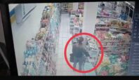 Wanita di Ciputat terekam CCTV mencuri sembako di salah satu minimarket di wilayah Ciputat, Tangsel. Foto: Tangkapan layar