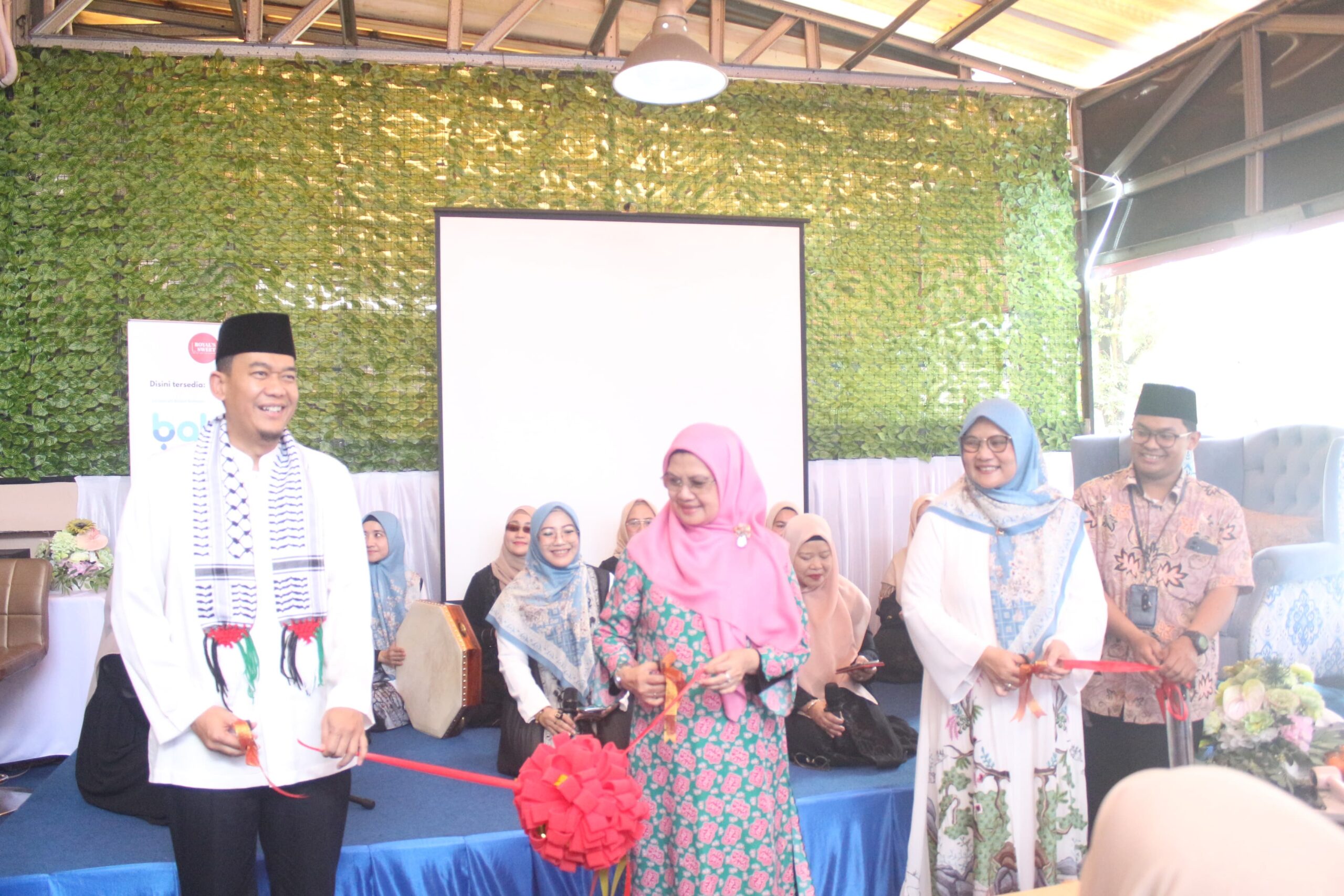 Milad ke-6 MT Qonita, Resmikan Kerjasama dengan Madarif Institute Bertema “Untold Story Bumi Syam” 2 Pengesahan kerjasama MT Qonita dan Madarif Institute oleh Ibu Tini Indriyanthi Benyamin