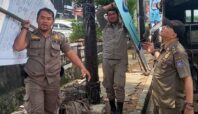 Satpol PP Tangsel Tertibkan Reklame Tak Berizin di Wilayah Serpong