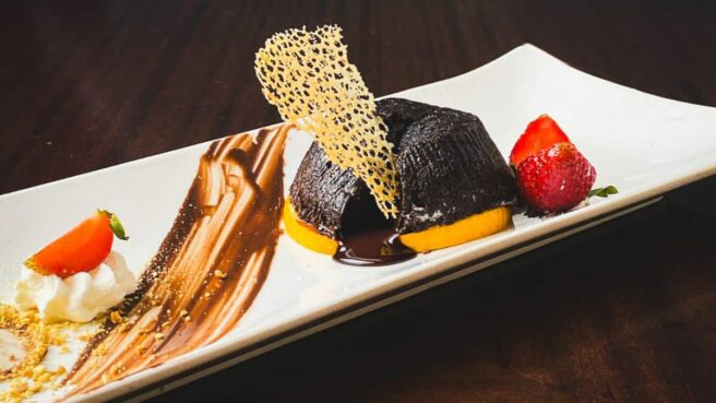 Menu dessert asal Prancis, Chocolat Moelleu yang dikenal sebagai molten chocolate cake di Swiss Belhotel Serpong