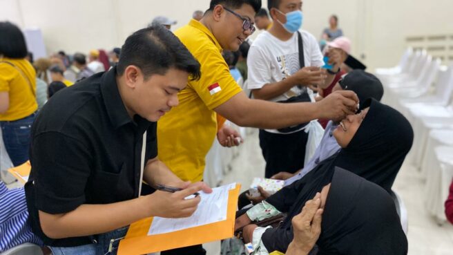 Pasien operasi katarak gratis dalam HUT ke-50 Summarecon. Foto: Nadia-Infotangerang.id