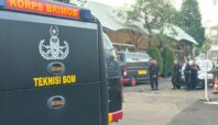 Tim gegana saat melakukan sterilisasi terkait ancaman bom di sekolah Mentari Bintaro, Selasa (7/10). Foto: Andre Pradana/Tangselife