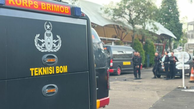 Tim gegana saat melakukan sterilisasi terkait ancaman bom di sekolah Mentari Bintaro, Selasa (7/10). Foto: Andre Pradana/Tangselife