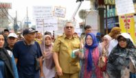 Walikota Tangsel, Benyamin Davnie, saat mendatangi Posko Pengaduan penolakan penutupan akses jalan Serpong-Parung oleh BRIN. Foto: ist