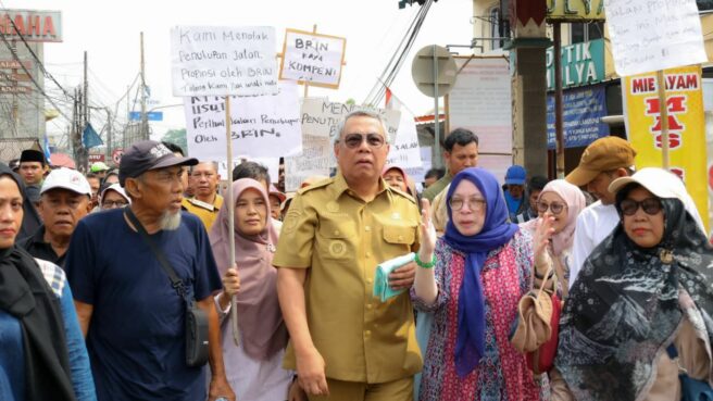 Walikota Tangsel, Benyamin Davnie, saat mendatangi Posko Pengaduan penolakan penutupan akses jalan Serpong-Parung oleh BRIN. Foto: ist