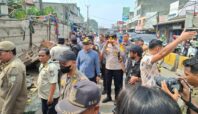 Petugas gabungan saat merelokasi PKL Pasar Serpong di sepanjang jalan. Foto: Andre Pradana/Tangselife