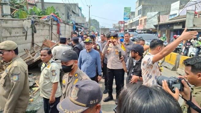 Petugas gabungan saat merelokasi PKL Pasar Serpong di sepanjang jalan. Foto: Andre Pradana/Tangselife