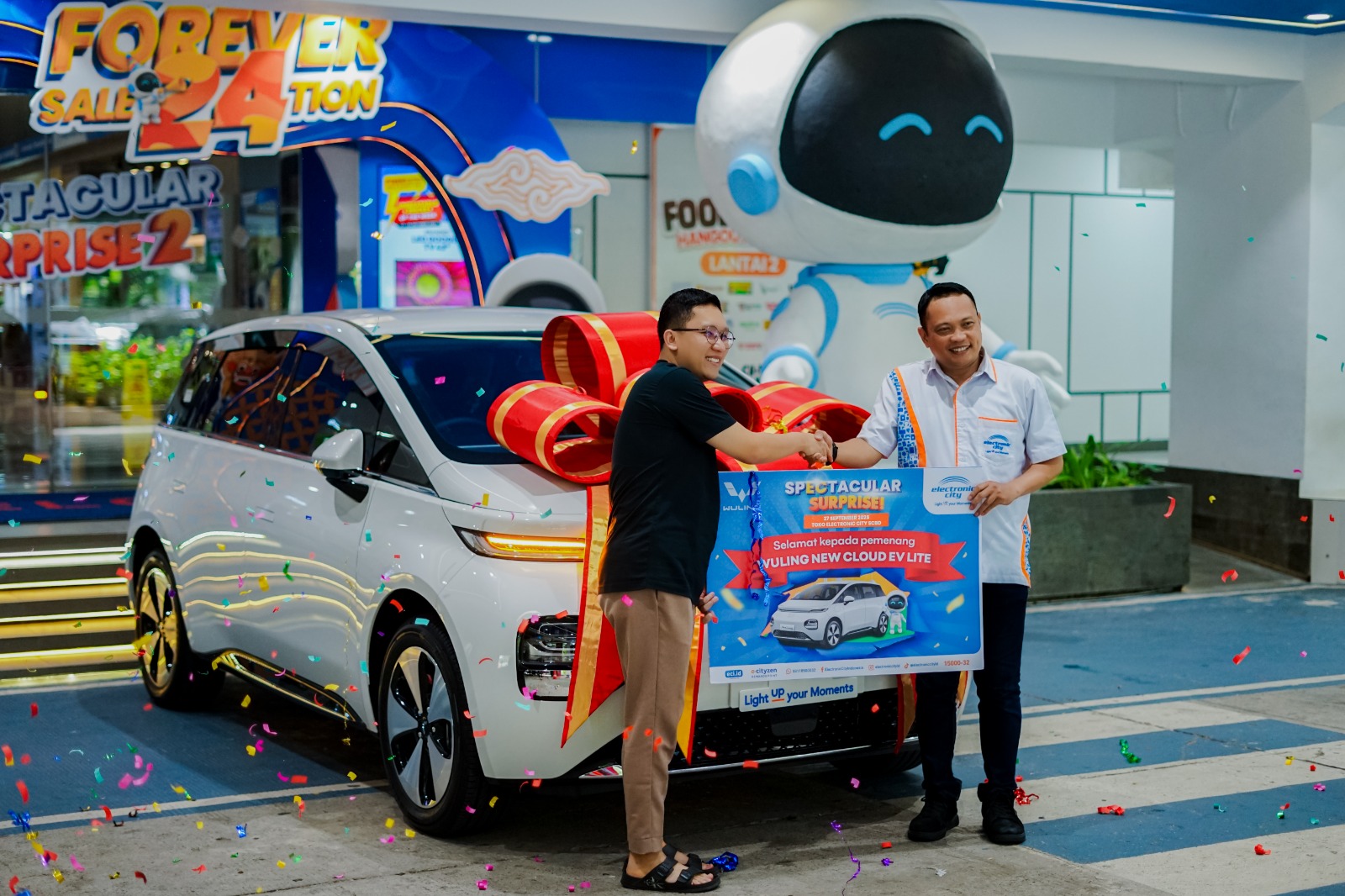Electronic City Umumkan Pemenang Utama Program “Spectacular Surprise”, Bawa Pulang Mobil Listrik Wuling New Cloud EV Lite 2 Pemenang utama program “Spectacular Surprise 2025" dari Electronic City