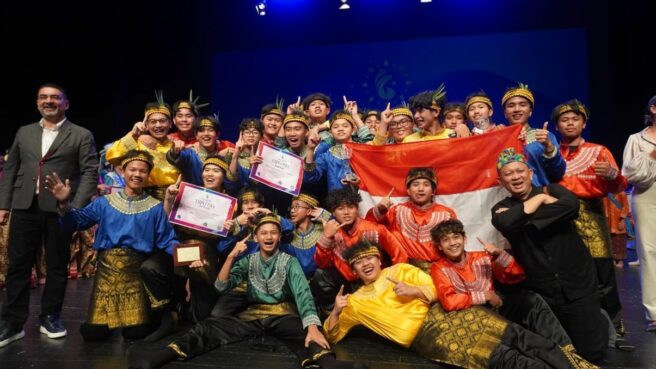 Bangga! SMA Al Bayan Raih Juara Umum Super Grand Prix 2025 di Spanyol Lewat Tari Saman dan Musik Angklung 1 SMA Al Bayan Raih Juara Umum Super Grand Prix 2025 di Spanyol