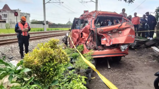 Kecelakaan kereta api di Prambanan, Sleman, Daerah Istimewa Yogyakarta Selasa, 4 November 2025.