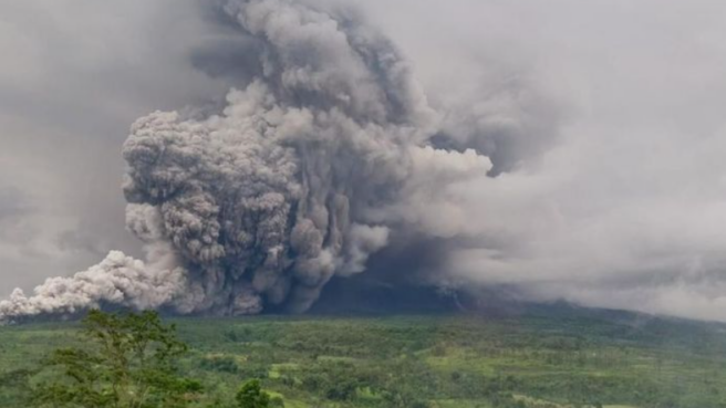 Erupsi Gunung Semeru, Rabu 19 November 2025/Foto: Tim Kerja Gunung Api Badan Geologi via Magma.esdm