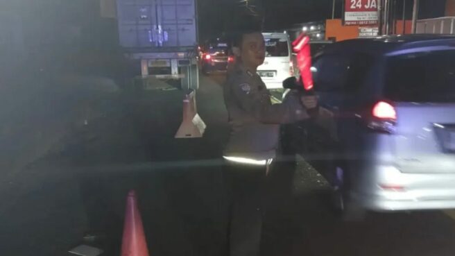 Anggota Polisi sedang mengatur lalu lintas di lokasi kejadian kecelakaan balita perempuan tewas. Foto: Polsek Ciputat Timur