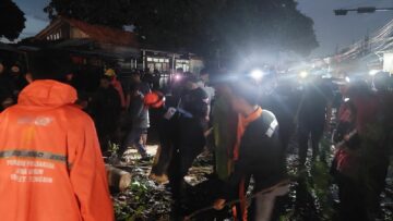 Petugas gabungan saat mengevakuasi pohon tumbang di jalan Aria Putra, Kedaung, Pamulang. Foto: BPBD Tangsel