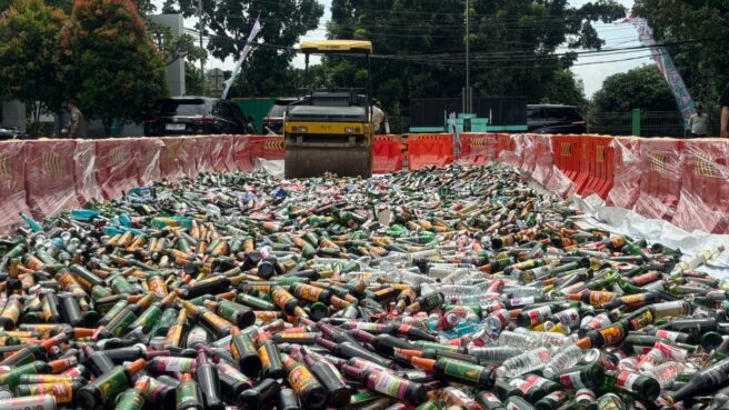 Pemusnahan 13.970 botol miras di Tangsel hasil operasi selama 2025, Rabu (26/11). Foto: Andre Pradana/Tangselife