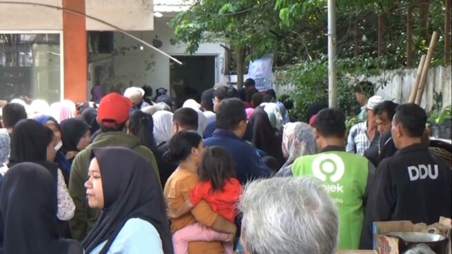 Antrean Panjang BLT Kesra 2025 Serbu Kantor Pos Pondok Aren