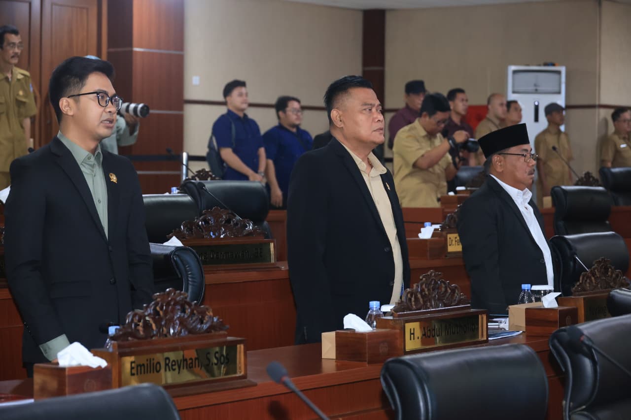 Reses Jadi Penjaring Keluhan Warga, Aspirasi Infrastruktur Dan Lingkungan Masih Mendominasi 2 Anggota DPRD Tangsel saat mengikuti paripurna reses.