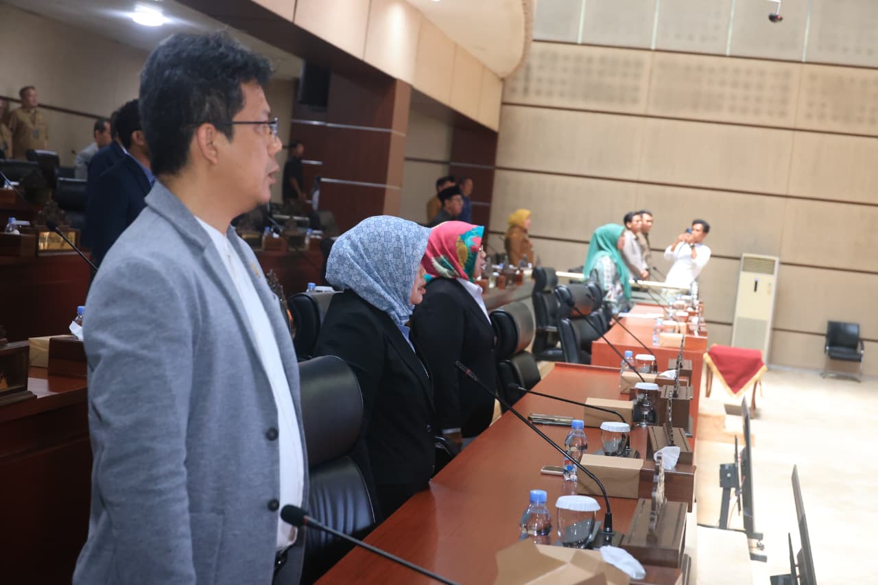 Reses Jadi Penjaring Keluhan Warga, Aspirasi Infrastruktur Dan Lingkungan Masih Mendominasi 3 Anggota DPRD Tangsel saat menyanyikan lagu Indonesia Raya saat rapat paripurna reses.