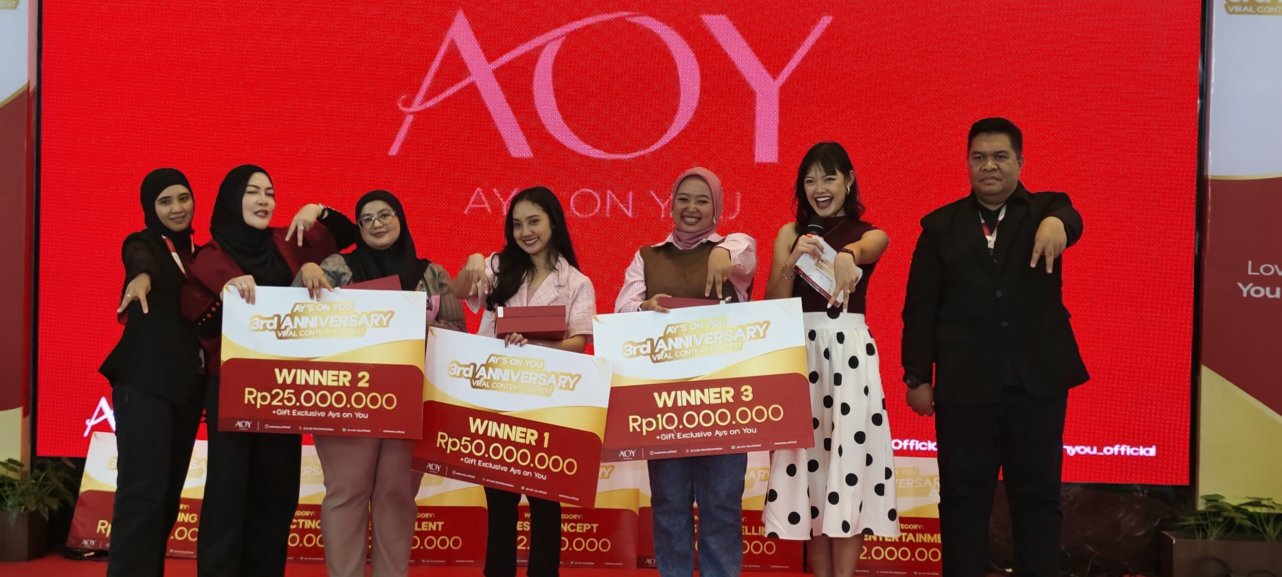 Pemberian Hadiah kepada pemenang konten prodak kecantikan AY'S ON YOU