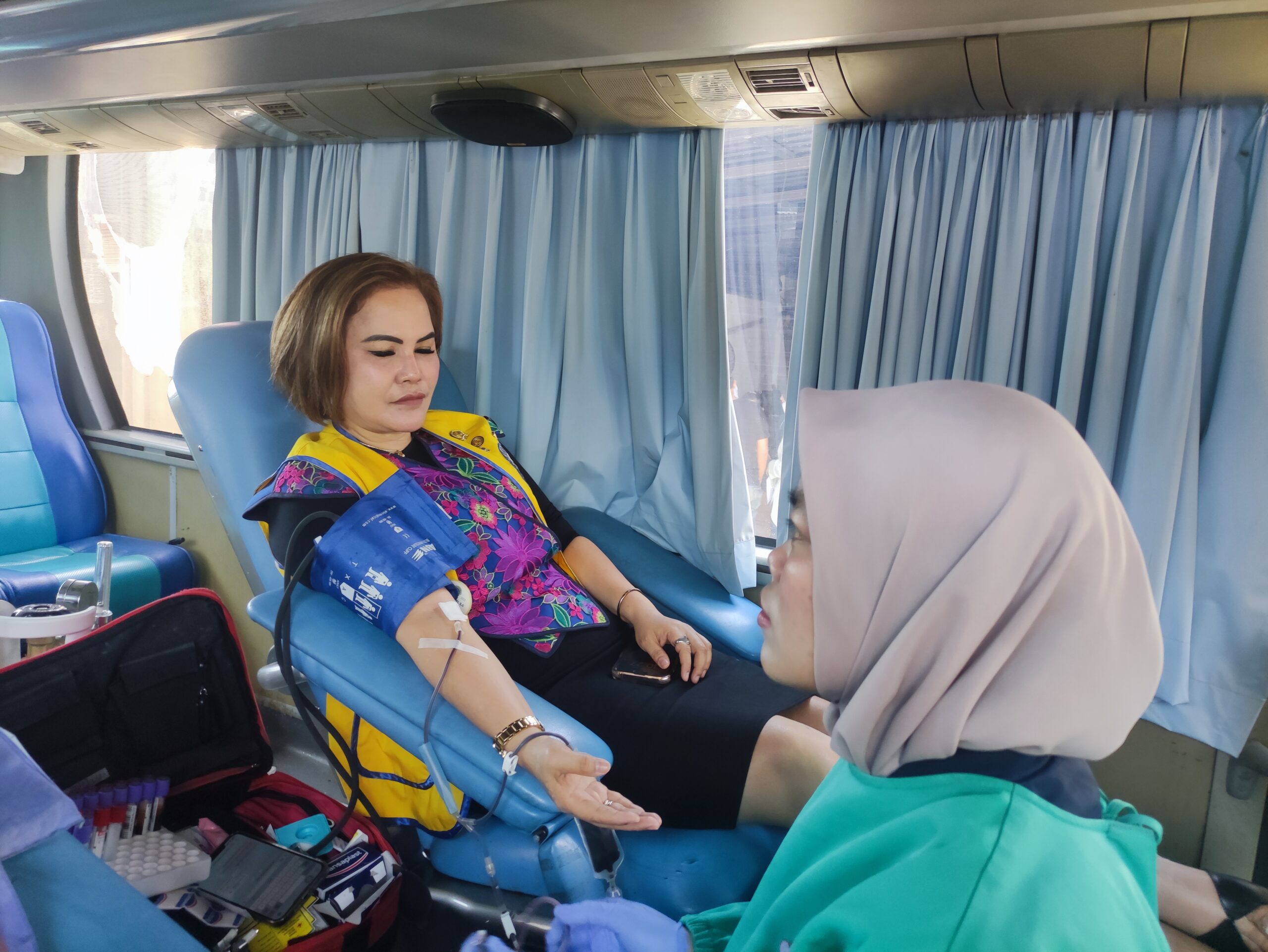 Pimpinan Kantor Notaris, Desra Natasha WN sedang melakukan donor darah