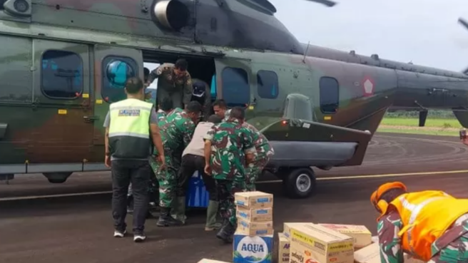 11 helikopter milik TNI dan Basarnas mendistribusikan logistik ke Bencana Sumatera 2025