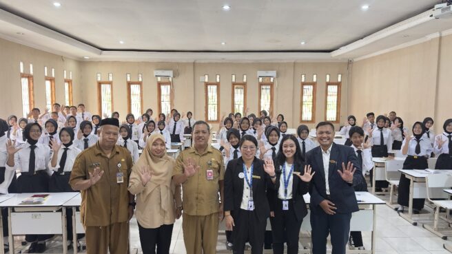 Perwakilan dari Human Capital Manager dan Marketing Communication Vega Hotel Gading Serpong untuk terlibat langsung dalam sesi berbagi ilmu di SMKN 5 Kabupaten Tangerang