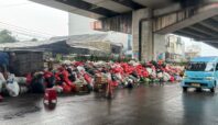 Tumpukan sampah di bawah flyover Ciputat, jalan Ir Haji Juanda, Ciputat, Kota Tangsel, Kamis (11/12). Foto: Andre Pradana/Tangselife